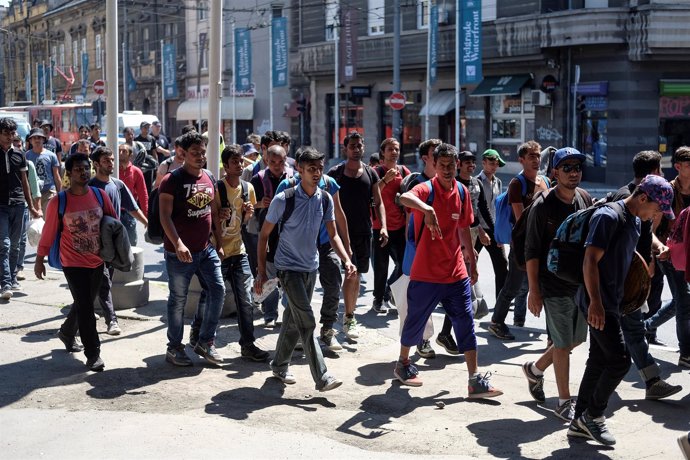 Refugiados inician una marcha en Belgrado