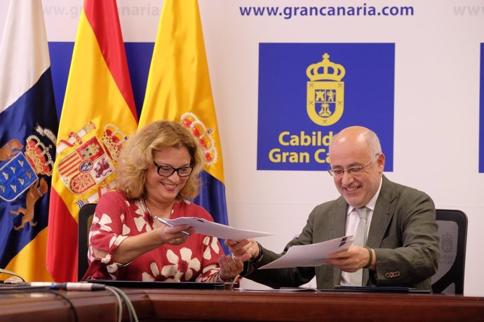 Rosa Kraus y Antonio Morales firmando el convenio para el Museo Alfredo Kraus