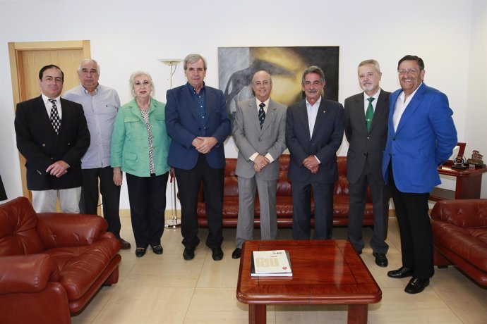 Revilla y De la Sierra se reúnen con representantes del Centro Gallego