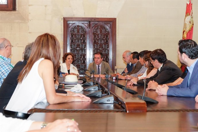 Imagen de Espadas con representantes de Tikal.