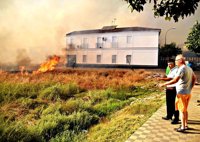 Un incendio en Valverde calcina diez hectáreas y provoca daños en varias viviendas