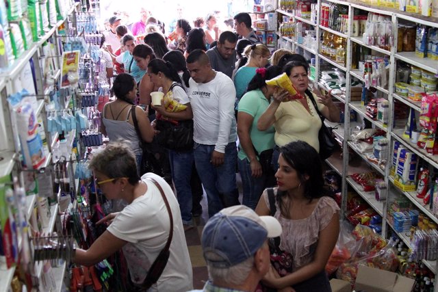Venezolanos en un centro comercial colombiano