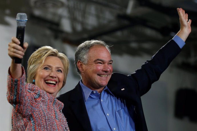 Clinton y el senador Tim Kaine en un acto de campaña