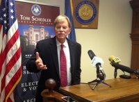 Un exlíder del KKK se presenta al Senado en respuesta a los ataques contra policías