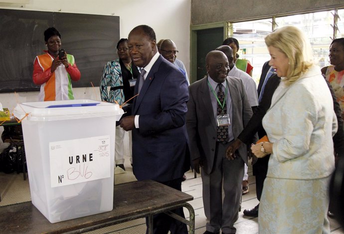 Alassane Ouattara acude a votar en las presidenciales de Costa de Marfil