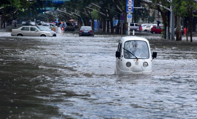 Calle inundada por las fuertes lluvias caídas en Henan (China)