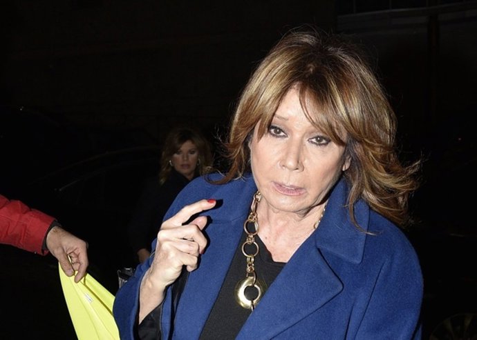 MILA XIMÉNEZ SE SIENTA EN EL PLATÓ DE SÁLVAME DELUXE