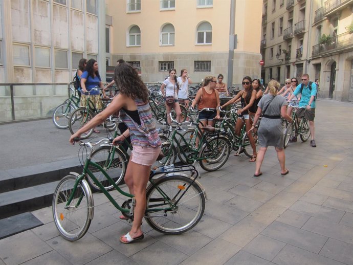 Turistas En Bicicleta En El Centro De Barcelona