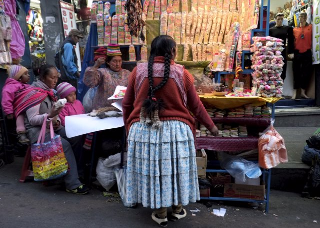 Mujer aymara frente a productos en La Paz