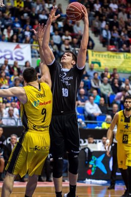 Todorovic y Sekulic en el  Iberostar Tenerife - Dominion Bilbao Basket