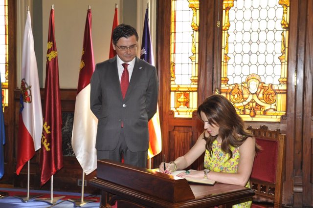 Clemente firma el Libro de Honor del Parlamento asturiano 