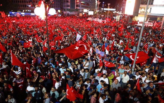 Manifestantes celebran el fracaso del golpe de Estado en Turquía