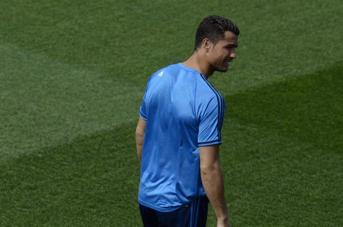Cristiano Ronaldo saltando al campo en un entrenamiento