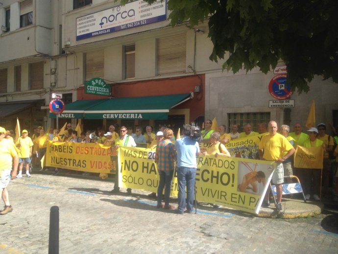 Afectados por derribos se concentran frente al Gobierno