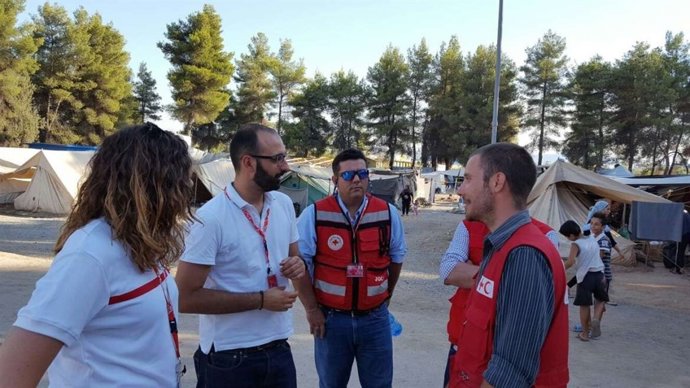 Ángel Calle saluda a voluntarios extremeños en Grecia