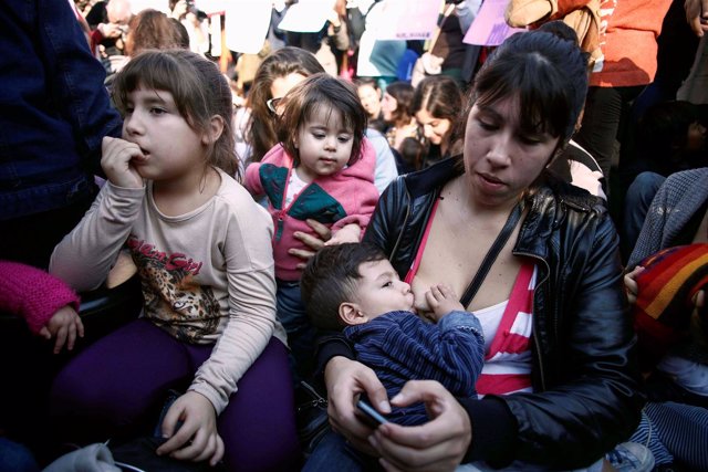 Mujeres amamantando a sus hijos en Buenos Aires