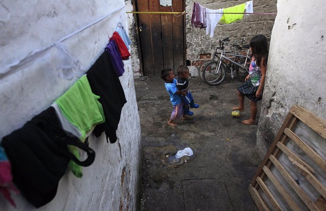 Niños/ menores wn una barriada de Colombia