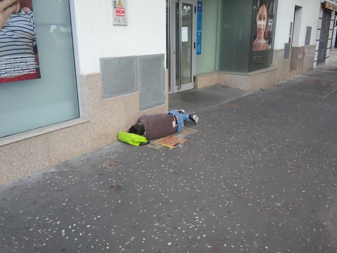 Mendigo durmiendo en la calle