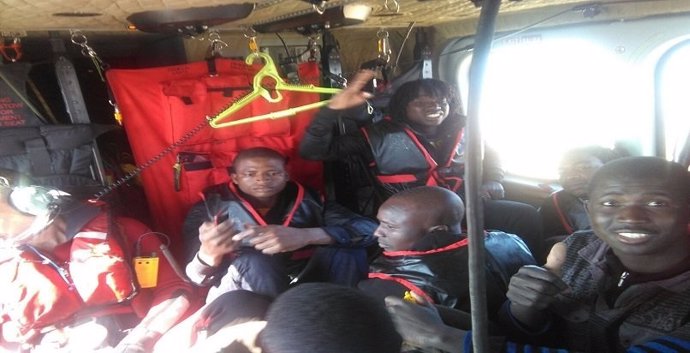 Ocupantes de una patera rescatada en helicóptero