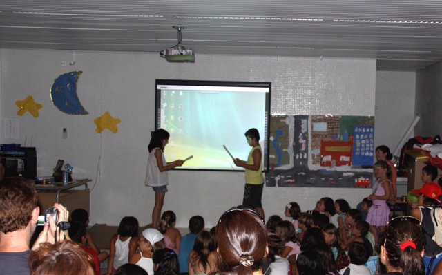 Niños utilizando una pizarra digital en clase