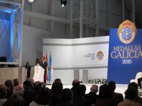 Feijóo dedica palabras de recuerdo a las víctimas de Angrois en las Medallas de Galicia