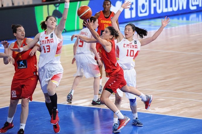 Marta Xargay anota en el España- China del Preolímpico de baloncesto