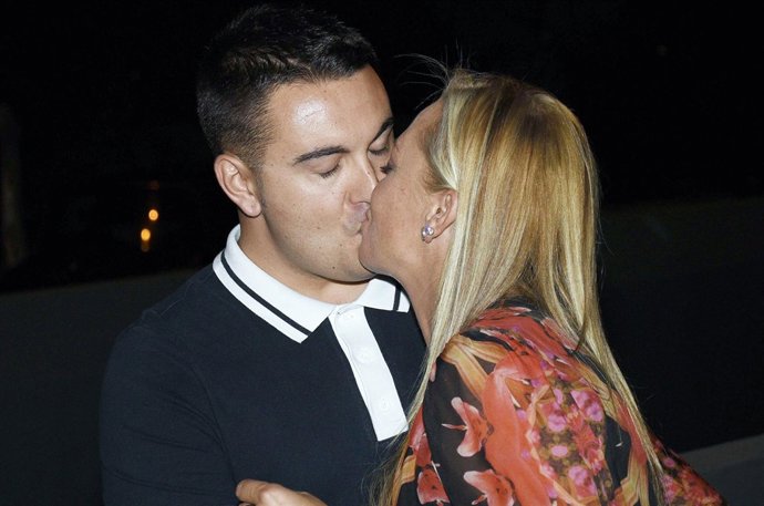 Miguel y Belén Esteban dandose un beso en los labios