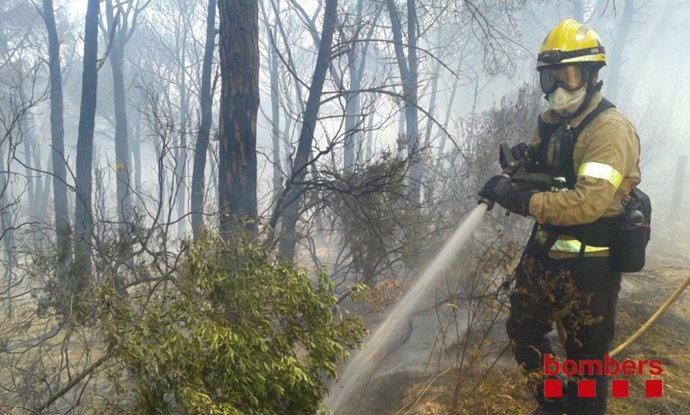 Un bombero trabaja en el incendio de Blanes