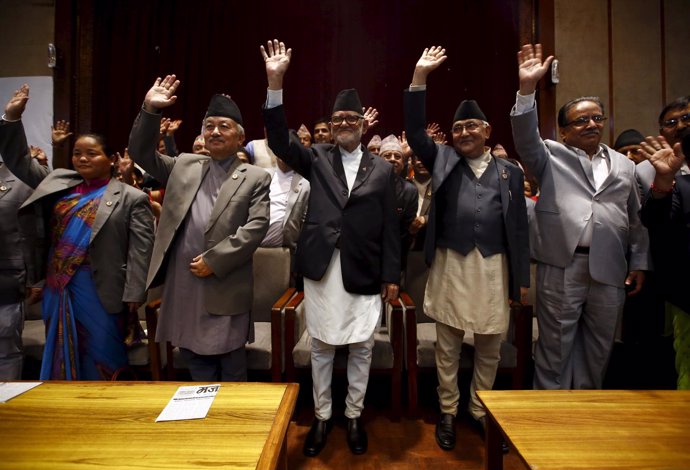 El primer ministro KP Sharma Oli y otros dirigentes políticos nepalíes