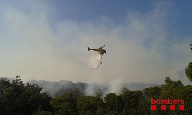 Un helicóptero remoja el incendio de Blanes