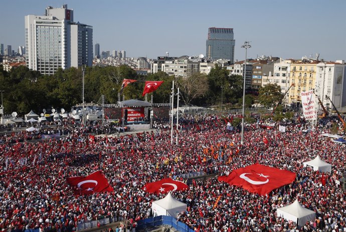 Manifestación de los principales partidos políticos en Estambul