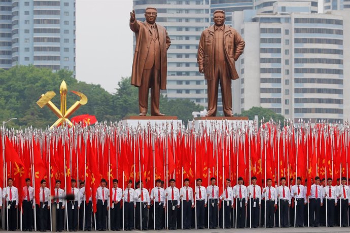 Desfile en Pyongyang al término del congreso del Partido de los Trabajadores