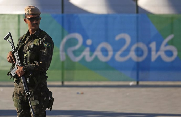Un militar patrulla la sede de los Juegos Olímpicos de Río de Janeiro