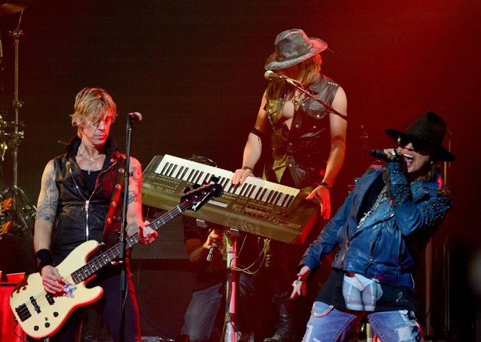 LA BANDA GUN N' ROSES EN EL ESCENARIO DURANTE UN CONCIERTO