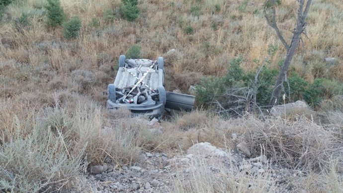 El coche ha caído por el terraplén y ha volcado en un camino en Sástago