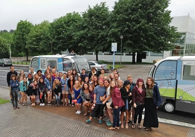 Grupos de alumnos de varios cursos.