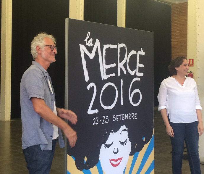 El ilustrador Miguel Gallardo y la alcaldesa Ada Colau con el cartel de La Mercè