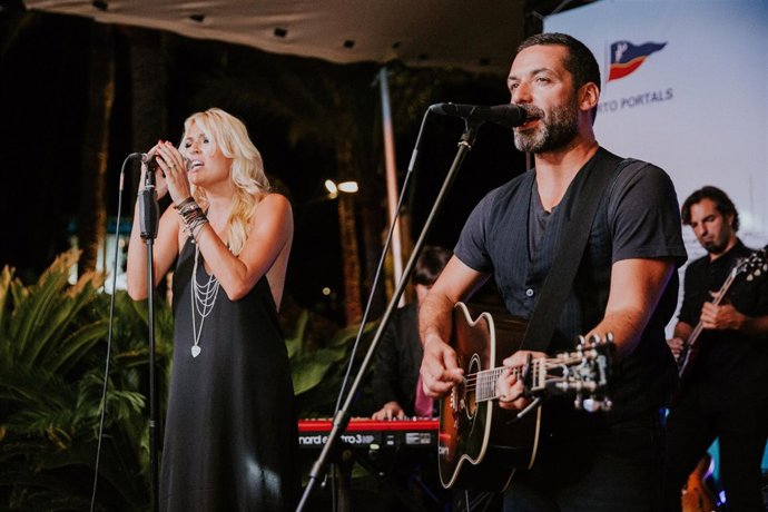 CAROLINA CEREZUELA Y JAIME ANGLADA CANTANDO EN EL ESCENARIO