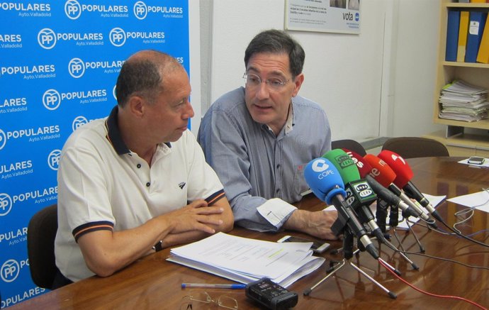 Los concejales del PP Alfredo Blanco y Jesús Enríquez en rueda de prensa