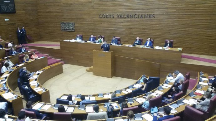 Ximo pUig en la tribuna de las Corts