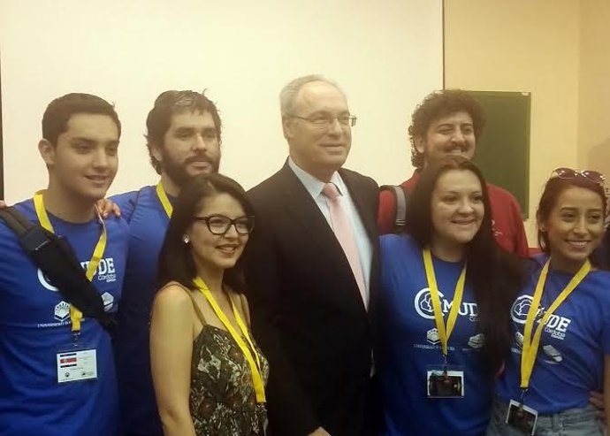 Durán (centro) durante la inauguración del Campeonato de Debate