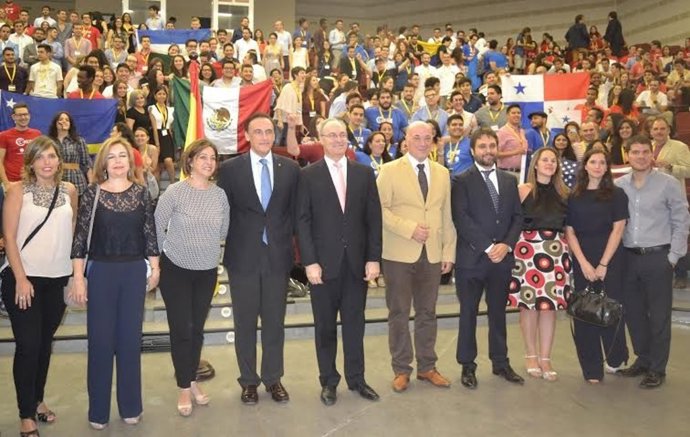 Autoridades durante la inauguración del Campeonado Universitario de Debate