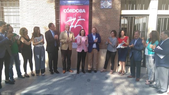 Autoridades durante el descubrimiento de la placa conmemorativa