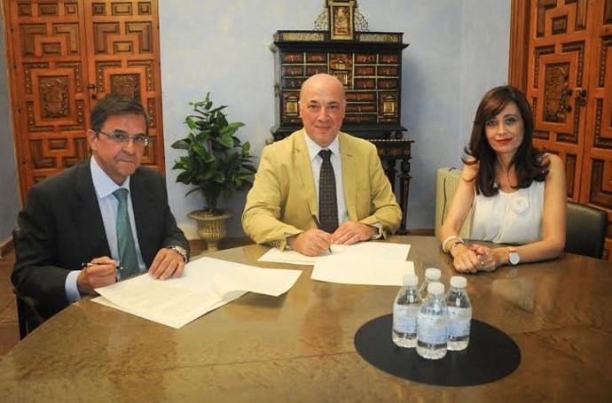 Ruiz (centro) y Rapún durante la firma del convenio