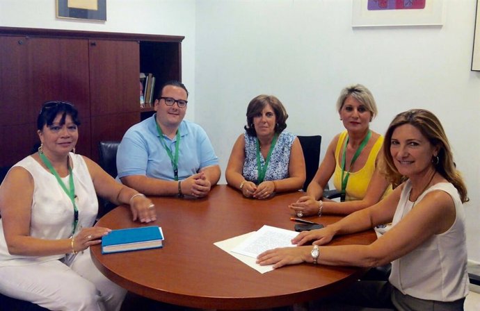 Imagen de Martínez con los responsable de la asociación.