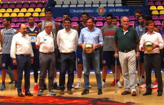 Óscar Puente y  Alberto Bustos en el encuentro con la Selección de Baloncesto