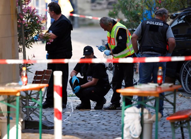 Investigadores analizan el lugar de la explosión en Ansbach