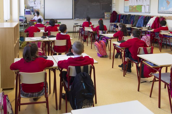 Colegio, escuela, aula, primaria, clase, niño, niña, niños, estudiando