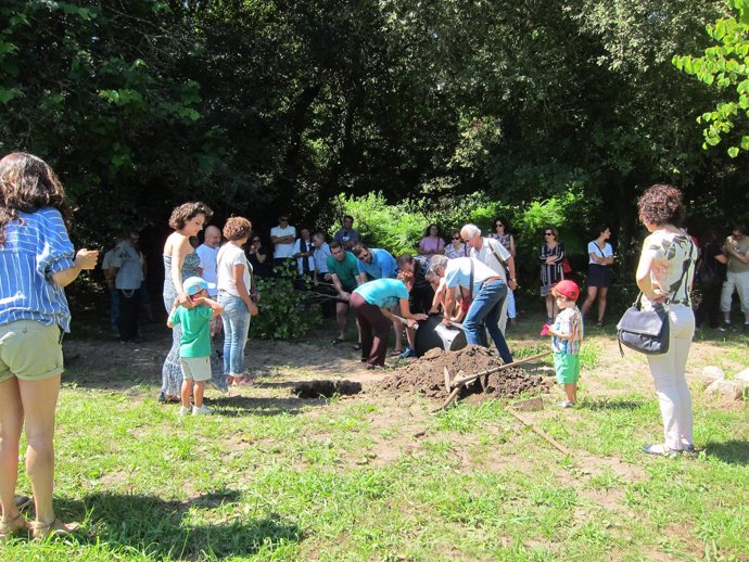 Familiares del Alvia platan un nuevo árbol en Faramello