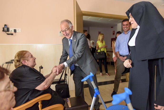 El presidente Gabriel Amat con los ancianos de 'Santa Teresa de Jornet'.